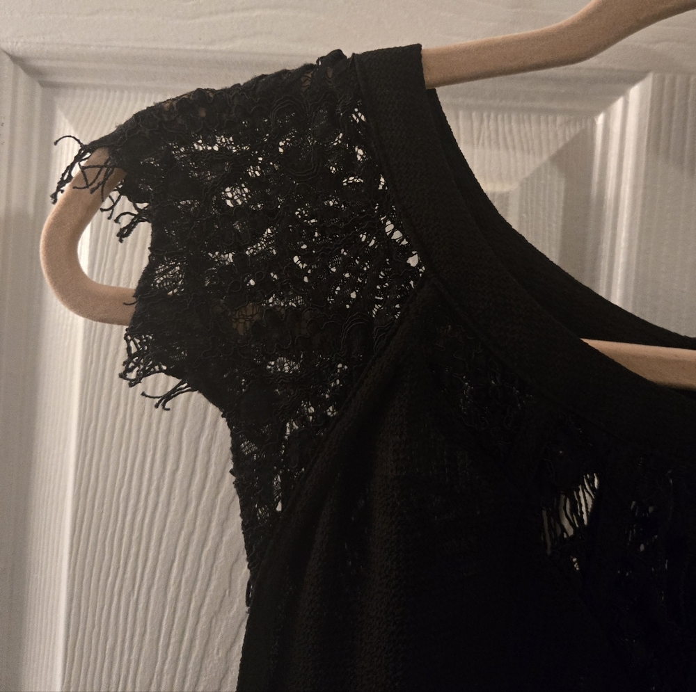 41 Hawthorn Black Lace Cap-Sleeve Blouse - Picture 4 of 12